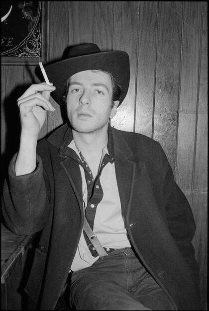 Joe Strummer fotografiado por Roberta Bayley