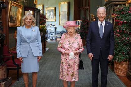 Joe y JIll Biden, con la reina Isabel II