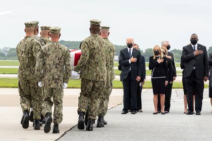 Joe y Jill Biden, durante el traslado de los cuerpos de los marines muertos