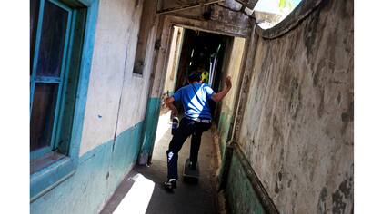 Joel Altamirano con su patineta en la base Comandos de Salvamento de San Salvador