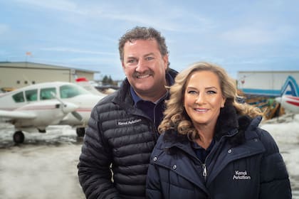 Joel Caldweel, dueño de Kenai Aviation, junto a su esposa, en la foto que compartieron al anunciar el cierre