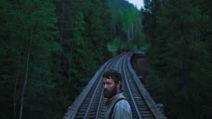 Joel Edgerton interpreta a Robert, un trabajador golondrina en la etapa de desarrollo ferroviario de los Estados Unidos