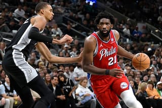 Joel Embiid, operado de apendicitis, está en duda para la postemporada con los 76ers