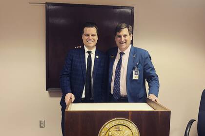 Joel Rudman (a la derecha en la imagen) es el representante republicano impulsor de esta iniciativa que busca permitir la libre portación de armas en Florida