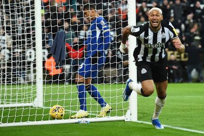 Joelinton marca el gol para Newcastle tras el error de su compatriota Thiago Silva