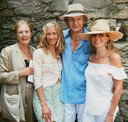 Joely junto a Liam Neeson y Natasha; el actor contó que tanto su cuñada como su suegra Vanessa Redgrave fueron un gran apoyo tras la muerte de su esposa (Foto: Instagram @joelyrichardsonsinsta)