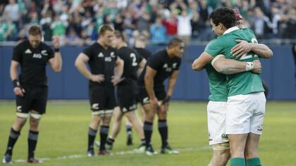 Joey Carbery y Josh van der Flier celebran el triunfo de Irlanda ante los All Blacks