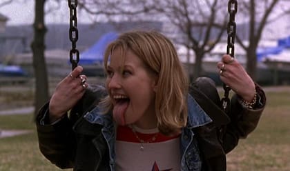 Joey Lauren Adams en Chasing Amy (1997), en la que interpreta a Alyssa Jones, una artista lesbiana; su personaje rompió estereotipos y se volvió el eje emocional de la historia