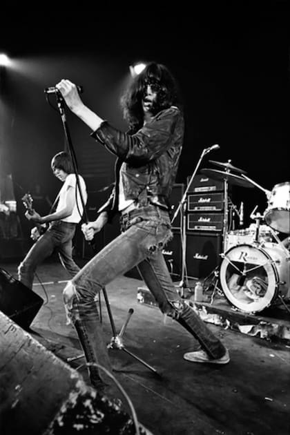 Joey Ramone en The Roundhouse, Londres, al frente de un show de The Ramones, en 1977