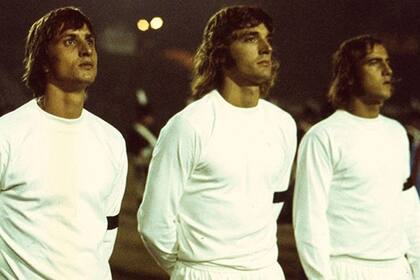 Johan Cruyff (5 de septiembre de 1972): menos de media hora jugó la estrella holandesa (en la foto, acompañado por Ruud Krol y Neeskens); hizo un gol y se fue lesionado por una fuerte infracción; fue el primero en ganar tres veces el Balón de Oro (1971, 73 y 74).