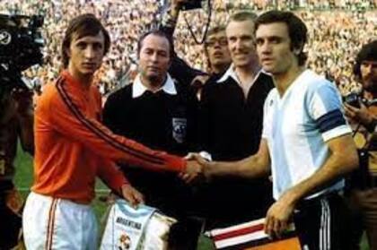 Johan Cruyff, considerado uno de los mejores futbolistas de la historia; aquí, un saludo con Roberto Perfumo, capitán de Argentina en el Mundial 1974, que terminó con goleada holandesa