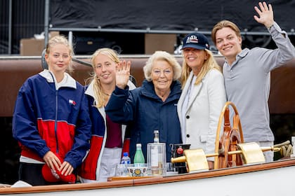 Las condesas Zaria y Luana junto a su abuela, la princesa Beatriz, su madre, la princesa Mabel y el conde Claus a bordo del Groene Draeck en el evento naval Sail Amsterdam