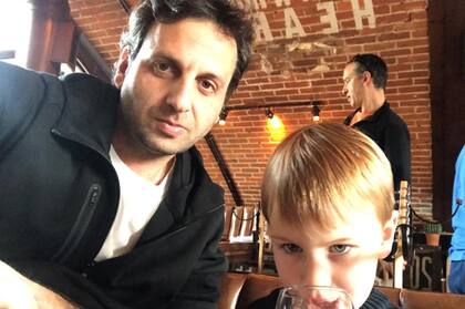 Johan, junto a uno de sus hijos.