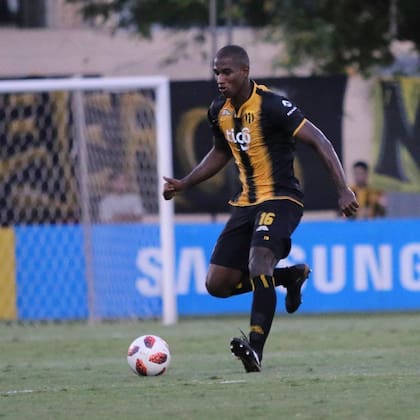 Johan Romaña con la casaca de Guaraní de Paraguay