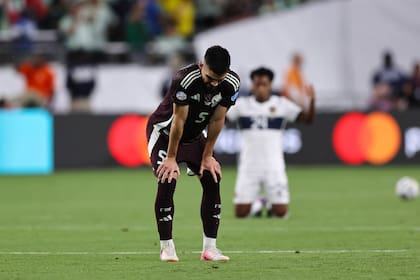 Johan Vásquez de México reacciona luego de que un empate 0-0 con Ecuador los dejara fuera del torneo durante la CONMEBOL Copa América 2024