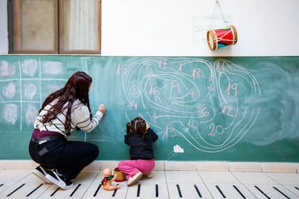 Johana lleva a su niña al jardín Jakairá, que recibe a hijos de padres y madres adolescentes