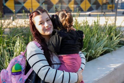 Johana planea anotarse en la universidad para seguir una carrera que le permita tener un mejor trabajo