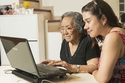 Johana Udijara ayuda a su abuela, Juana Kannauchi