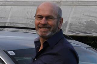 Murió un líder antivacuna que intentó curarse de Covid con enemas de lavandina