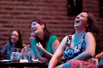 Johanna Colombo rompe en carcajadas ante un ácido monólogo de Malena Pichot en Velma Café