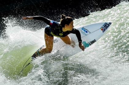 Johanne Defay, de Francia, en el torneo de exhibición que se realizó en el Surf Ranch en Lemoore, California