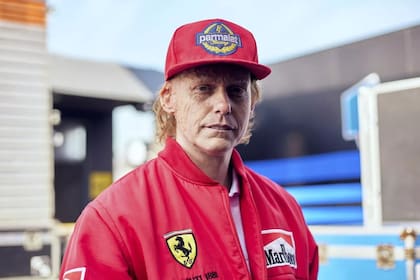 Johannes Heinrichs como Niki Lauda en la serie Senna