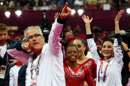 John Geddert, entrenador del equipo de gimnasia femenina de Estados Unidos en los Juegos Olímpicos de 2012, se suicidó ayer después de ser acusado de agresión sexual contra múltiples jóvenes