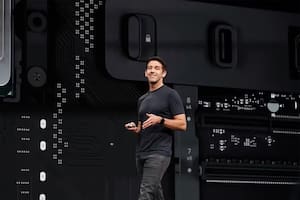 Quién es John Ternus, el sucesor de Tim Cook en Apple