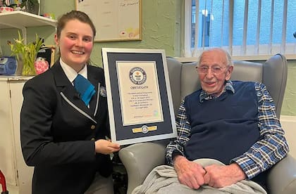 John Alfred Tinniswood recibió el certificado oficial como la persona más longeva del mundo. Captura:  guinnessworldrecords.es