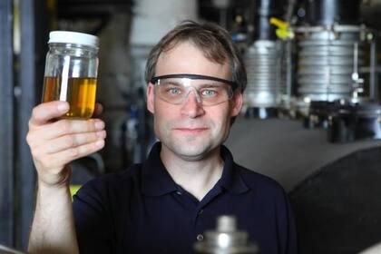 John Bordynuik, CEO de JBI, sostiene en su manocombustible hecho con plástico