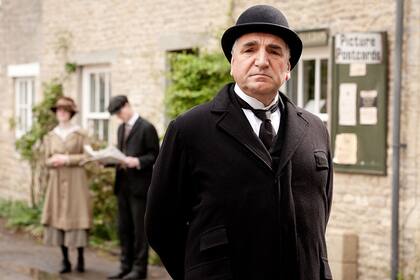John Carter como el eficiente Carson en una escena de Downton Abbey