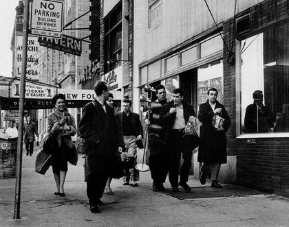 John Cassavetes y su equipo en el rodaje en las calles de Nueva York.