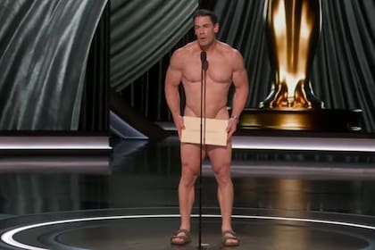 John Cena apareció desnudo en los Premios para presentar la categoría "Mejor diseño de vestuario" para recordar el episodio ocurrido con Opel 50 años antes (Foto: Captura de video)