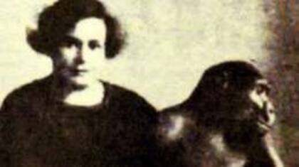 John Daniel fue adoptado por Alyse Cunnigham y vivió con ella en Uley