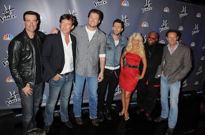 John De Mol junto a Carson Daly, Blake Shelton, Adam Levine, Christina Aguilera, Cee Lo Green y Mark Burnett en la presentación del programa La Voz (Photo by Jeffrey Mayer/WireImage)