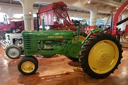 John Deere Model B 1939. Uno de los tantos tractores y cosechadoras que cubren el extenso pabellón de la maquinaria agrícola