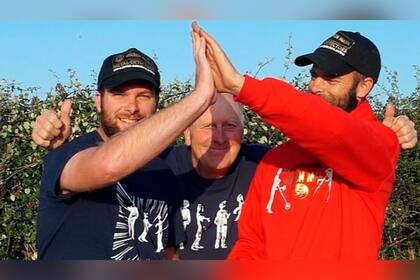 John Denham y sus hijos Simon y Steven