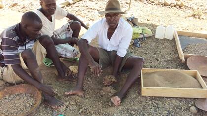 John Ekuzi, el "cazador de fósiles", en un sitio de excavación