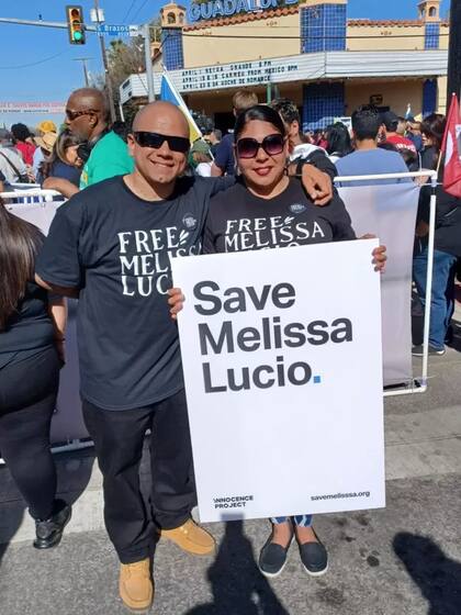 John, el hijo mayor de Melissa, está actualmente dedicado a la defensa de su madre