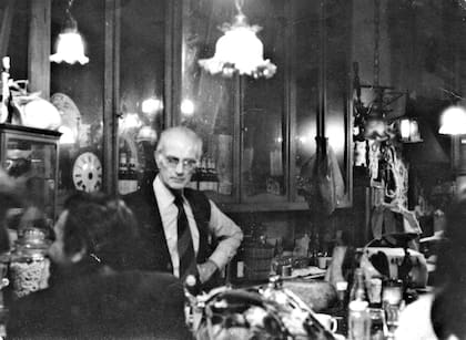 John en la barra del Bar preparando un trago