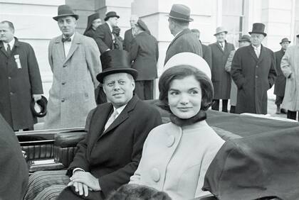 John F Kennedy (1917-1963) y la primera dama Jacqueline Kennedy (de soltera Bouvier, más tarde Onassis, 1929-1994)