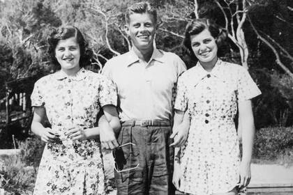 John F. Kennedy (en la foto, junto a sus hermanas Eunice y Patricia) recordó siempre los veranos en la Costa Azul. Beaumont fue su segundo hogar, después de Hyannis Port en los Hamptons neoyorkinos.