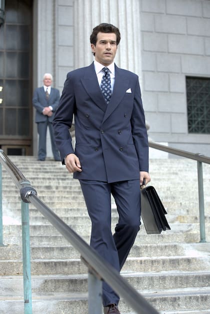 John F. Kennedy Jr. creció bajo la mirada del público. La nueva serie retrata la presión que tenía el hijo del presidente Kennedy por seguir el camino familiar en la política