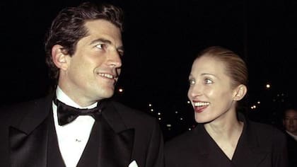 John F Kennedy Jr. junto a Carolyn Bessette-Kennedy, con quien se casó en 1996