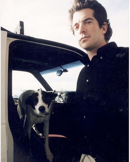 John F. Kennedy Jr. y su inseparable can