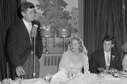 John F. Kennedy toma la palabra en la boda de su hermano Ted con Joan, celebrada el 29 de noviembre de 1958 en Nueva York