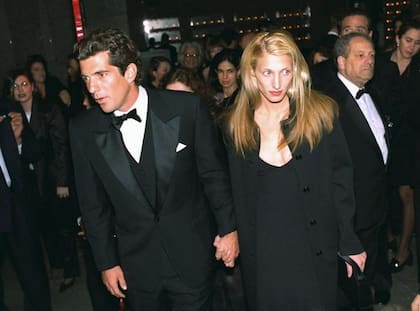 John F. Kennedy y Carolyn Bessette fueron una pareja icónica de los años 90, admirada por su aura de refinamiento aparentemente natural