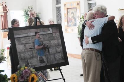 John Foley, el padre de Jim, recibió el cariño de sus familiares durante la misa en honor al periodista