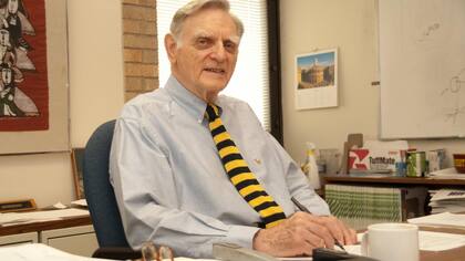 John Goodman en su oficina en la Universidad de Texas, donde sigue investigando el futuro de las baterías
