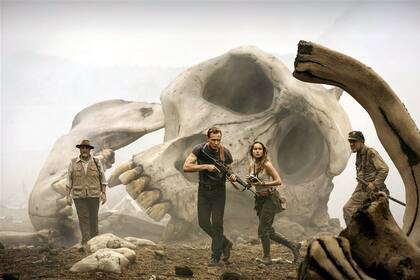 John Goodman, Tom Hiddleston, Brie Larson y John C. Reilly descubren un mundo prehistórico